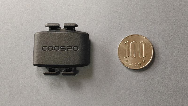 COOSPO ケイデンスセンサーBK9Cのサイズ感は100円玉と比較してもこの大きさ