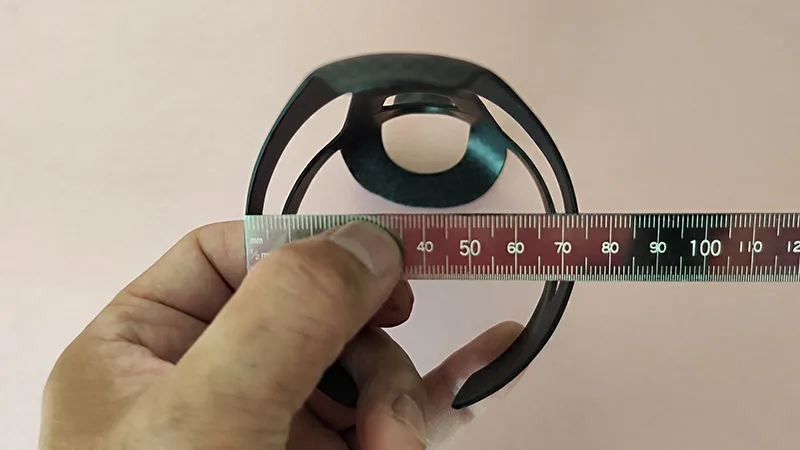 このカーボンのボトルケージはサーモスにジャストフィット