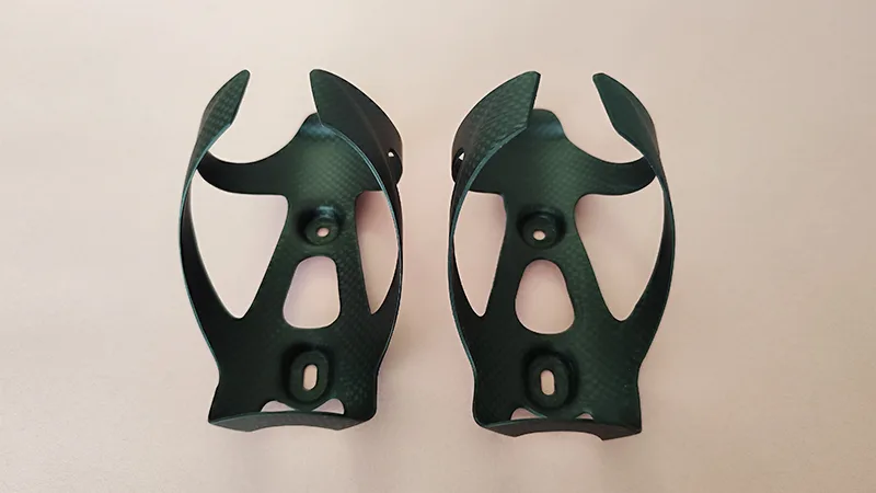 このカーボンのボトルケージはサーモスにジャストフィット