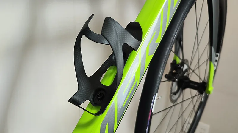 このカーボンのボトルケージはサーモスにジャストフィット