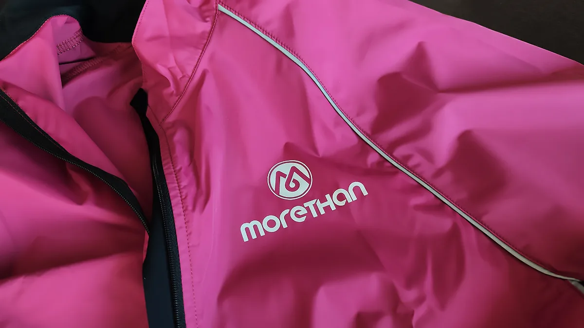 MORETHANのウィンドブレーカー安いけど着ると着ないじゃ大違い