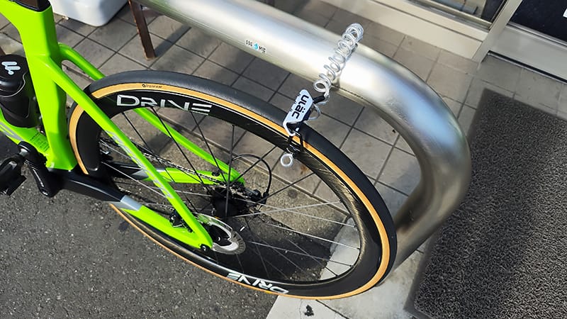 ULACのワイヤーロックをつけているイメージ