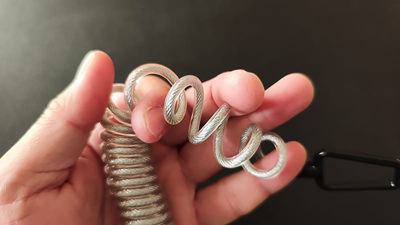 ULACのワイヤーロックは透明タイプ