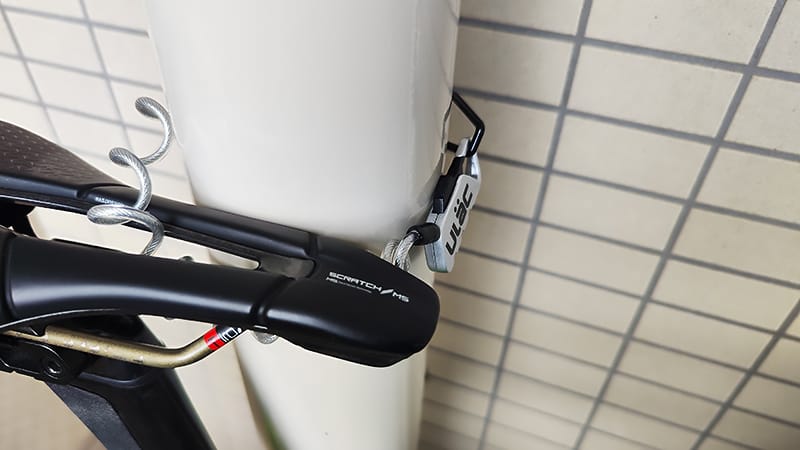 ULACのワイヤーロックをつけているイメージ5