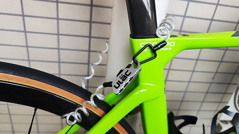 ULACのワイヤーロックをつけているイメージ4