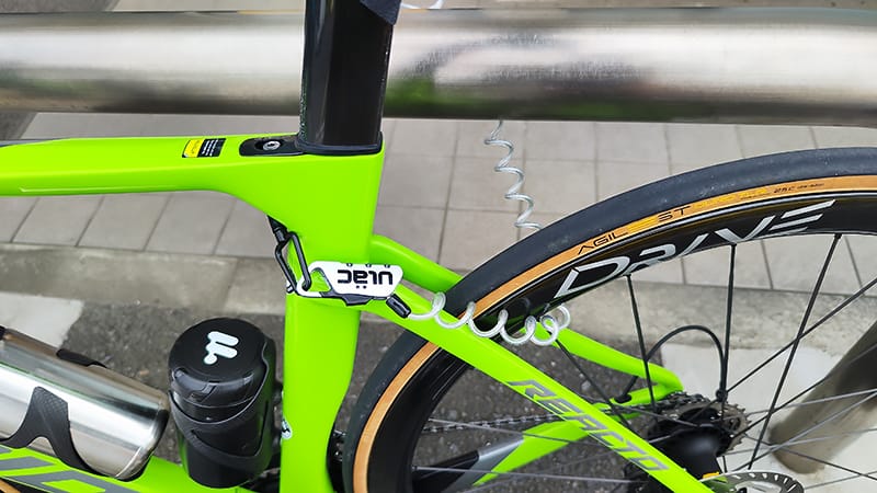 ULACのワイヤーロックをつけているイメージ2