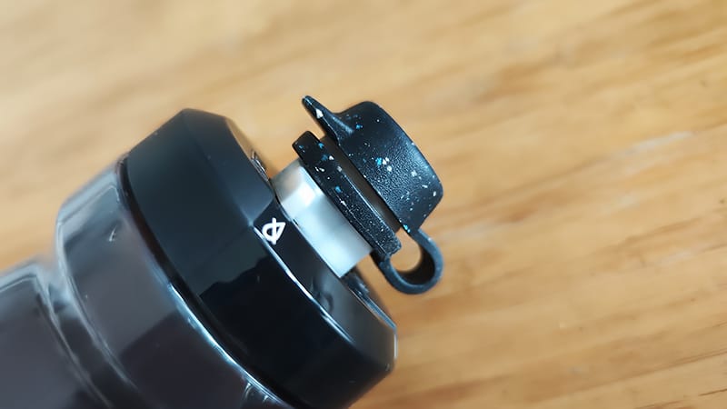 CAMELBAK（キャメルバック）PODIUMはバルブまでが深いのでこのキャップがあると衛生的4