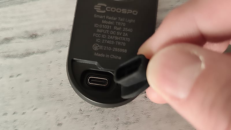 COOSPO TR70レーダーテールライトのUSB充電パッキンはゴムが深いので完全防水