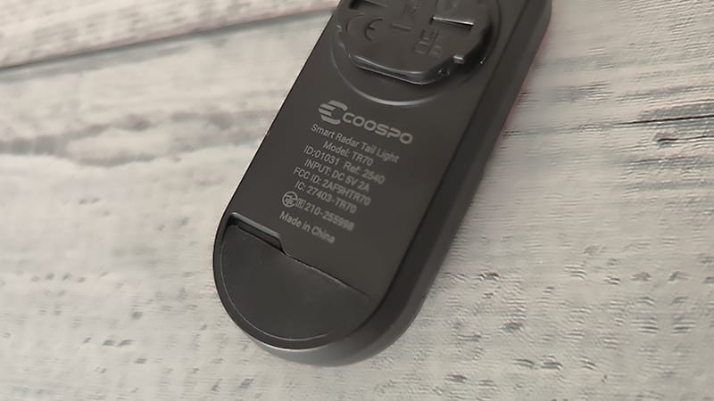 COOSPO TR70レーダーテールライトの裏面にはUSBと技適マーク