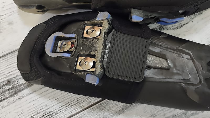 SHIMANOトゥーカバーを付けたクリートの様子