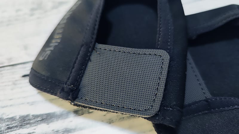 SHIMANOトゥーカバーの裏はマジックテープで固定