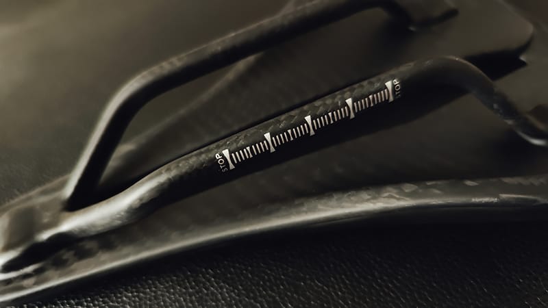 ノンブランドフルカーボンサドルのレールはT800