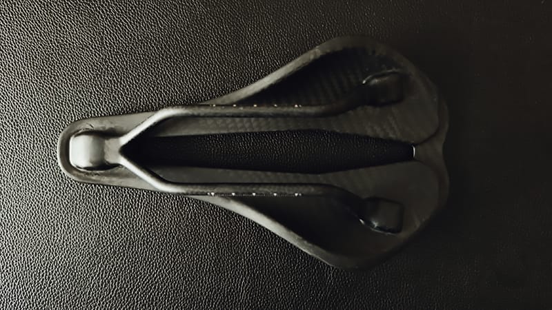 ノンブランドフルカーボンサドルの裏側の質感3