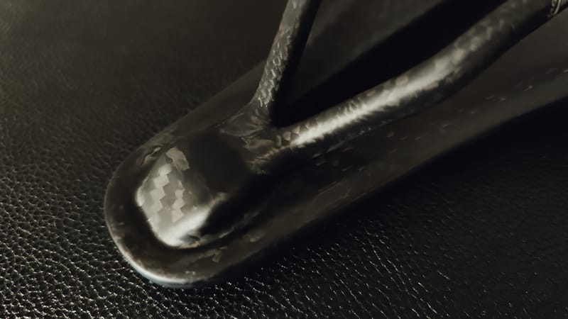 ノンブランドフルカーボンサドルの裏側の質感