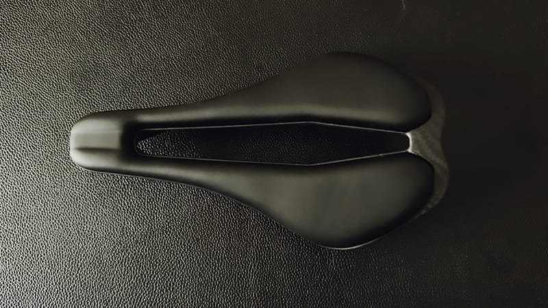 ノンブランドフルカーボンサドルの表側