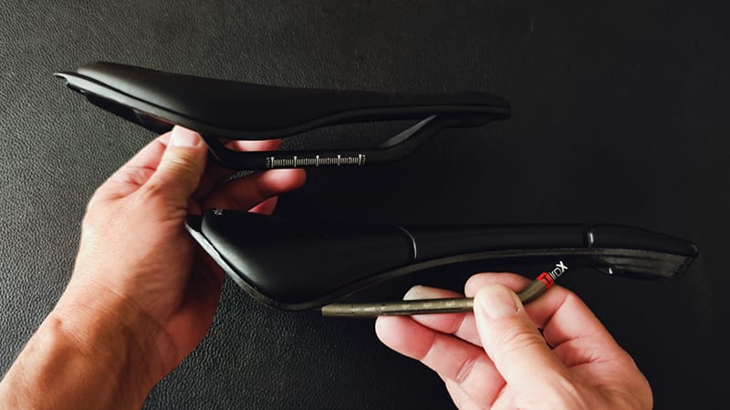 prologo scrach M5とノンブランドフルカーボンサドルの比較