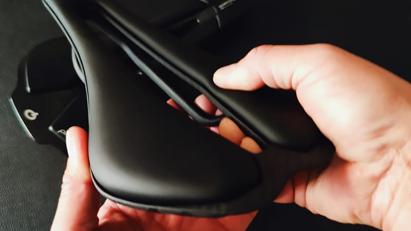 ノンブランドフルカーボンサドルのEVAクッション