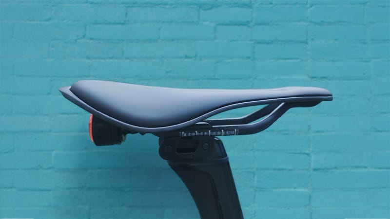 フルカーボンサドルの装着間横イメージ