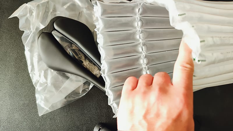 ノンブランドフルカーボンサドルは梱包も安心だった