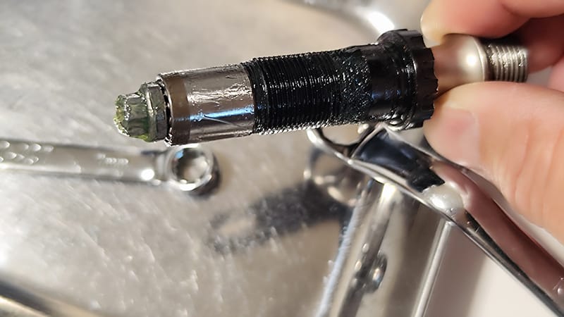 シマノ105グリスは汚れていなかったが玉押しにガタ