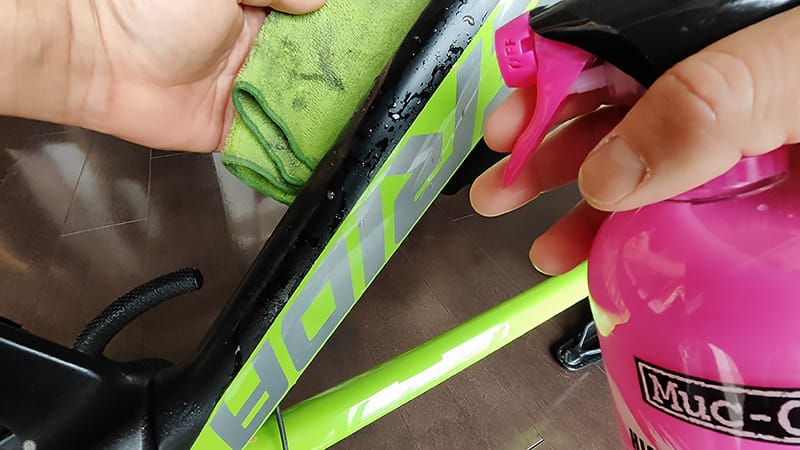 Muc- Off WATERLESS水無し洗車シャンプーはスプレーしたら乾いた布で拭くだけ