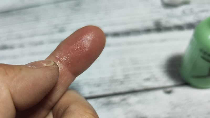 チェパークのチェーンWAXは指で触ってもあまりベタベタ感はない