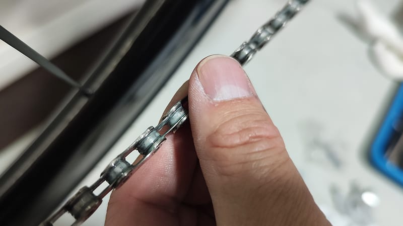 チェパークのチェーンWAX塗布後は1コマづつ塗った後は指先で馴染ませる